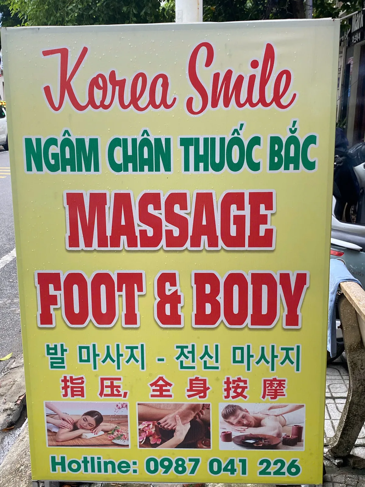 Biển giới thiệu dịch vụ Korea Smile